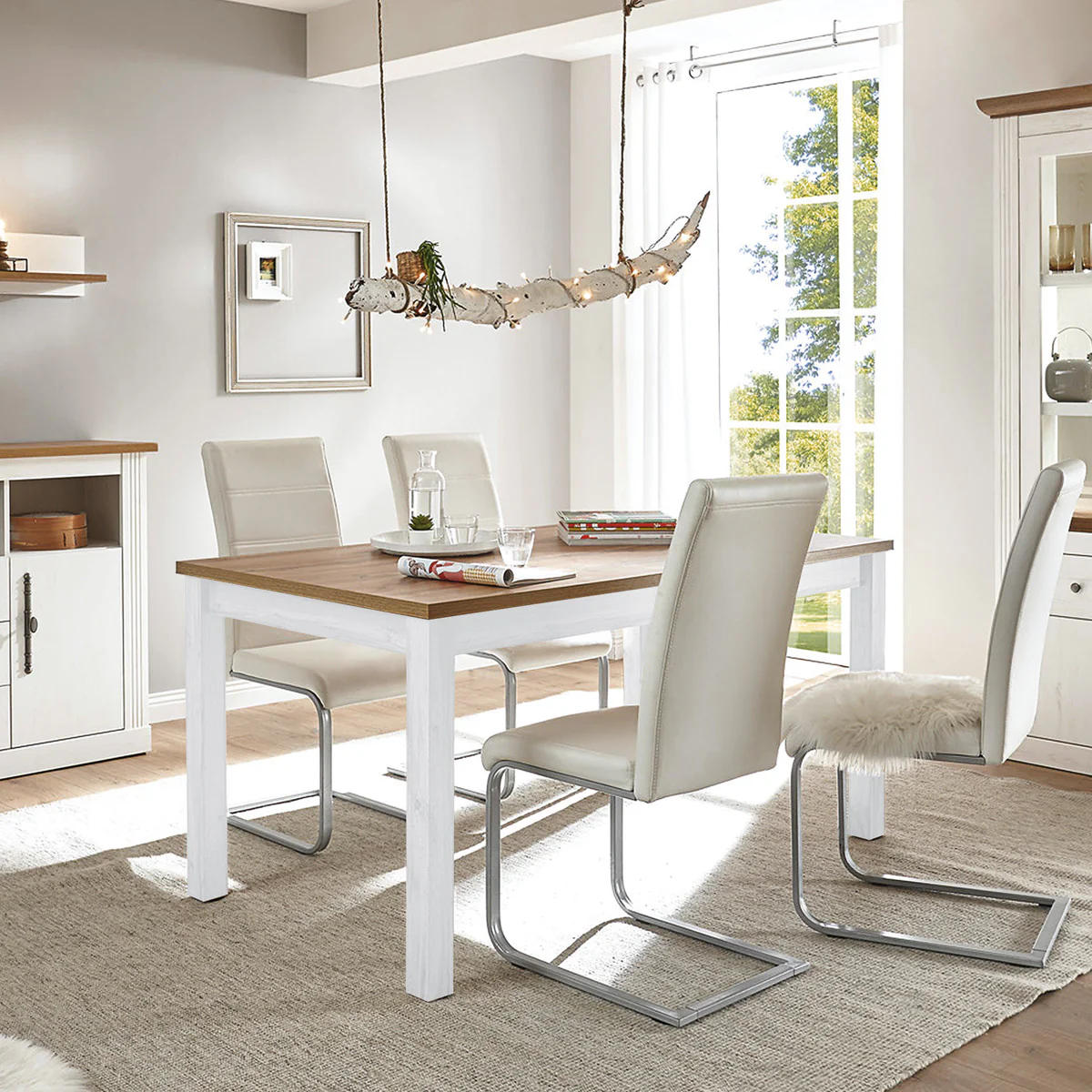 Interior con muebles modernos